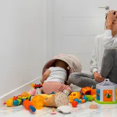 Burnout pada ibu rumah tangga biasanya dipicu oleh menumpuknya tugas domestik, kurangnya dukungan keluarga, dan tekanan sosial yang terus menerus. (foto/dok: freepik)
