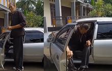Masih Ingat Rosyid Monas si Manusia 'Raksasa'? Begini Caranya Orang Tinggi Masuk Mobil Sedan