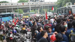 Massa aksi yang terdiri dari mahasiswa, buruh serta pelajar berkumpul di sekitar Tugu Proklamasi, Jakarta, Kamis (8/10/2020). Massa aksi bersiap menggelar unjuk rasa di Istana Negara untuk mengajukan protes atas disahkannya RUU Omnibus Law Cipta Kerja (Ciptaker). (Liputan6.com/Immanuel Antonius)