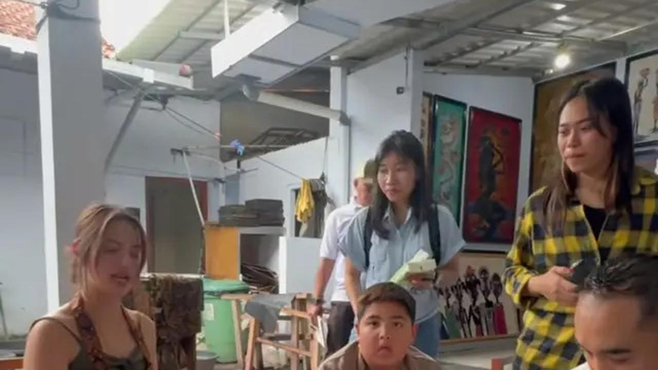 Model Sandal Jepit Nia Ramadhani dan Keluarga saat Liburan ke Yogyakarta