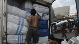 Pemesanan Texstil tersebut tidak hanya dipakai untuk keperluan keluarganya tetapi juga untuk dijual kembali, Tanah Abang, Jakarta, Rabu (25/6/2014) (Liputan6.com/Johan Tallo)