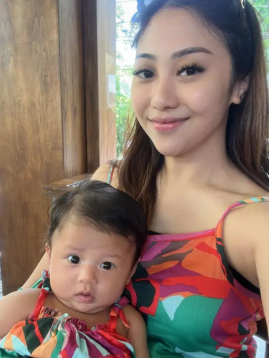 Sementara Winona Willy tampil manis dan fresh mengenakan spaghetti strap dress motif floral di salah satu kafe Bali. @nonawilly16.