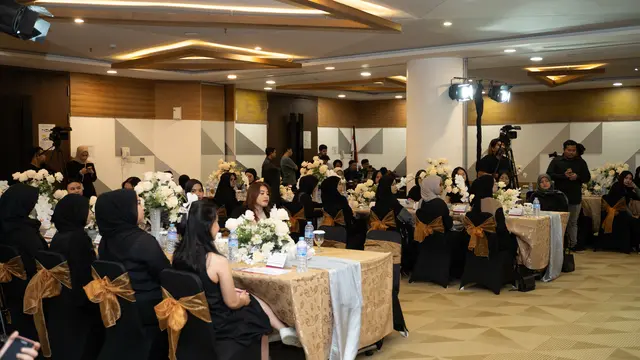 Para audiens yang kompak memakai outfit hitam.