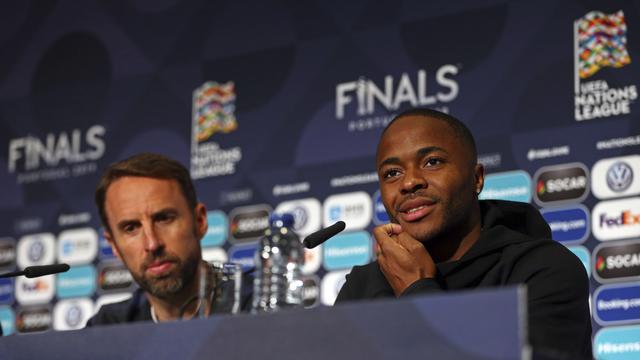 Raheem Sterling menemani pelatih timnas Inggris, Gareth Southgate saat jumpa pers UEFA Nations League