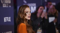 Jessica Chastain berpose di depan fotografer saat tiba untuk pemutaran perdana film 'The Good Nurse' selama Festival Film London 2022 di London, Senin, 10 Oktober 2022. Jessica mengenakan gaun oranye yang menampilkan garis leher yang menjuntai dan belahan yang terbuka. (Photo by Vianney Le Caer/Invision/AP)