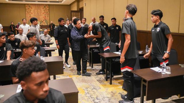 Ketua PSSI, Erick Thohir, mengunjungi Timnas Indonesia U-20.