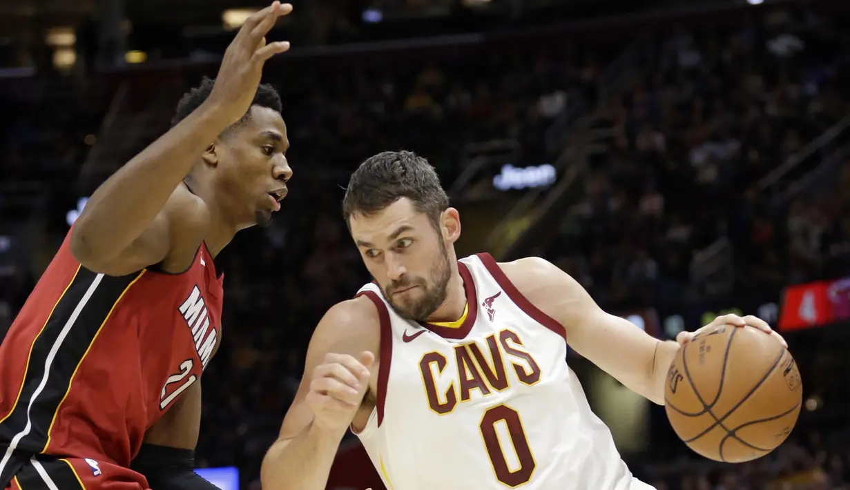 Pemain Cavaliers, Kevin Love (0) berusaha melewati adangan pemain Miami Heat, Hassan Whiteside pada lanjutan NBA basketball game, di Quicken Loans Arena, Cleveland, (28/11/2017). Cavs menang 108-97. (AP/Tony Dejak)