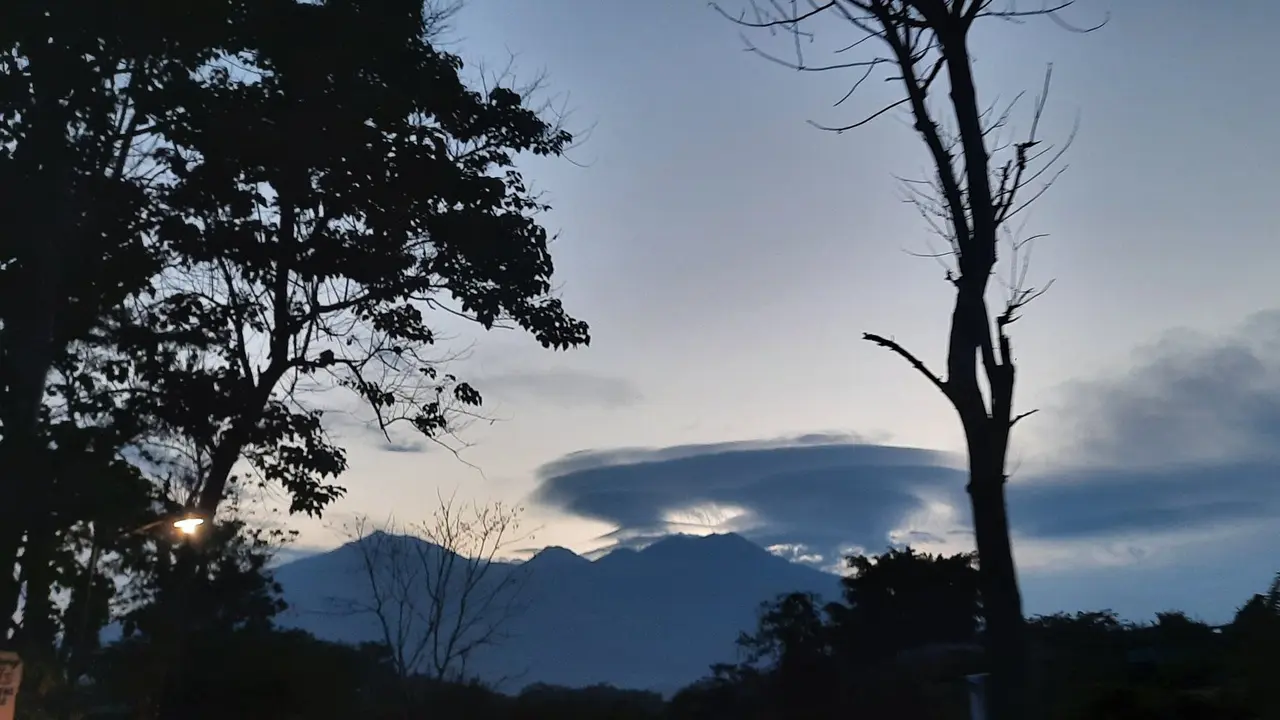 6 Gunung di Pulau Jawa Kompak Berawan, Ini Penjelasannya