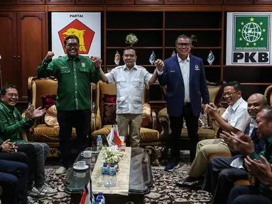 Ketua Harian DPP Partai Gerindra Sufmi Dasco Ahmad (tengah), Wakil Ketua Umum PKB Jazilul Fawaid (kiri), Wakil Ketua Umum Partai Nasdem Ahmad Ali berpegangan tangan saat melakukan pertemuan di Sekretariat Bersama Gerindra-PKB, Jakarta, Kamis (26/1/2023). Pertemuan petinggi Gerindra-PKB-Nasdem tersebut untuk bersilahturahmi antarpartai politik jelang Pemilu 2024 sekaligus membahas koalisi perubahan Indonesia Raya yang diharapkan memberi dampak positif agar persatuan dapat terjaga. (Liputan6.com/Johan Tallo)