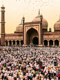 Berjalan kaki selama 15 menit setelah Tarawih mungkin tampak sederhana, tetapi memiliki dampak metabolisme yang besar. Para peneliti telah mengamati perubahan terukur dalam pola glukosa, sirkulasi, dan pencernaan hanya dengan beberapa menit bergerak. Apa yang tampak seperti jalan-jalan santai sebenarnya adalah kebiasaan kecil yang berpotensi membuat perbedaan besar seiring waktu. [Dok/Pexels.com/Chattrapal (Shitij) Singh].