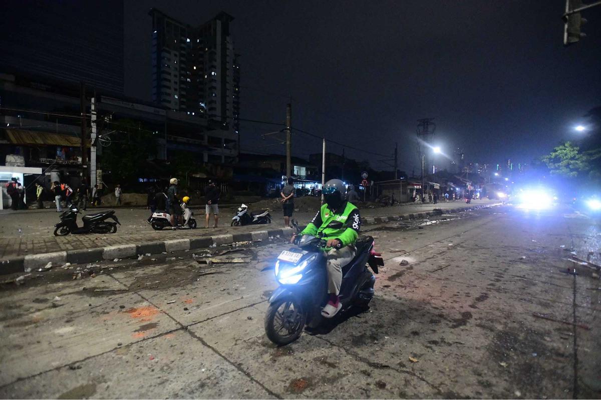 FOTO: Rusuh Pelajar dan Brimob di Pejompongan Hingga Malam Hari (ukuran kecil)