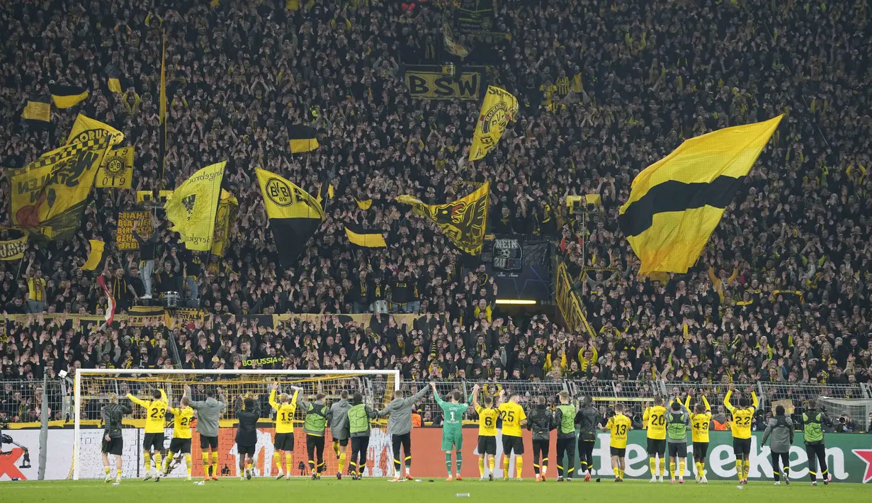 Para pemain Borussia Dortmund melakukan selebrasi usai pertandingan melawan Chelsea pada leg pertama babak 16 besar Liga Champions di Signal Iduna Park, Jeramn, Kamis (16/2/2023). Dortmund menang atas Chelsea dengan skor tipis 1-0. (AP Photo/Martin Meissner)