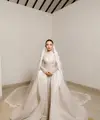 Di momen spesial tersebut, penampilan Jennifer Coppen sukses mencuri perhatian. Jika sebelumnya ia tampil dalam balutan kebaya adat, kali ini Jennifer hadir dengan gaun pengantin megah yang menjadi salah satu penampilan paling berkesan dalam seluruh rangkaian pernikahannya. [@jennifercoppenreal20].