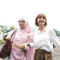 Gugatan yang diajukan oleh Tiwi T2 dikabulkan oleh Pengadilan. Selain mengabulkan gugatan, majelis hakim juga mengabulkan hak asuh anak. Shogo Sakuramoto berkewajiban membiayai sang putra, Reo Athar Sakuramoto. (Adrian Putra/Bintang.com)