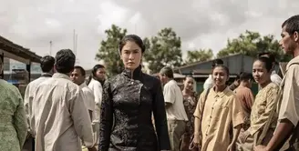 Dalam film Gadis Kretek, Dian Sastro tampil berwibawa dengan kebaya Janggan hitam berpadu kain batik. Sematan aksesori menjadi penyempurna gaya yang optimal. [Foto: Instagram/ Dian Sastrowardoyo]