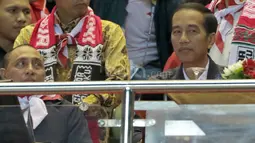 Jokowi  terlihat santai menyaksikan laga semifinal AFF Cup 2016 di Stadion Pakansari, Bogor, (03/12/2016). (Bola.com/Nicklas Hanoatubun)