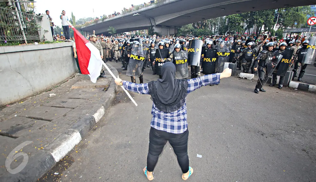 Seorang ibu mencoba menghadang Satpol PP ketika eksekusi penggusuran bangunan di kawasan Rawajati, Pancoran, Jakarta, Kamis (1/9). Warga yang menolak penggusuran dan aparat saling beradu mulut hingga berujung bentrokan. (Liputan6.com/Immanuel Antonius)