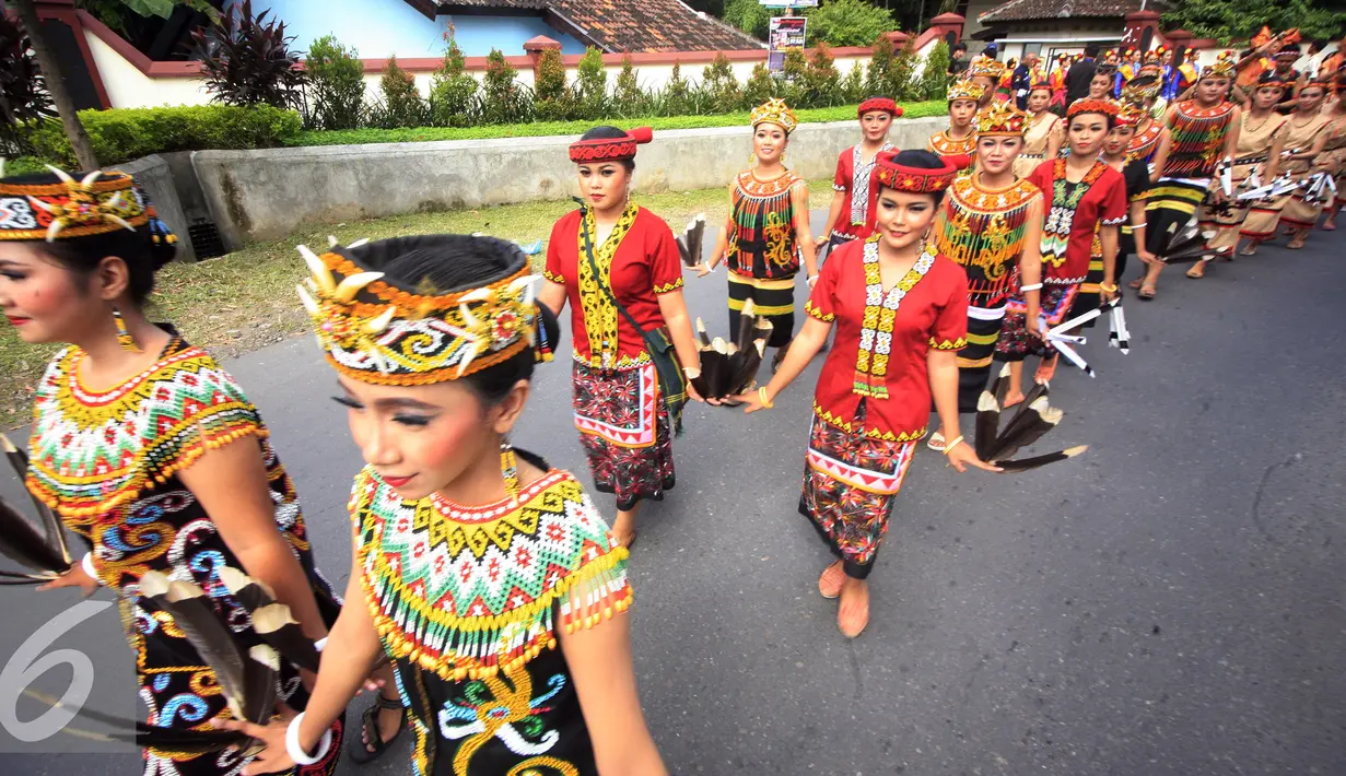 Peserta mengikuti karnaval pembukaan Hari Tari Dunia di kampus ISI Surakarta, Kamis (28/4). Sejumlah penari akan berpartisipasi menari selama 24 jam. (Liputan6.com/Boy Harjanto)