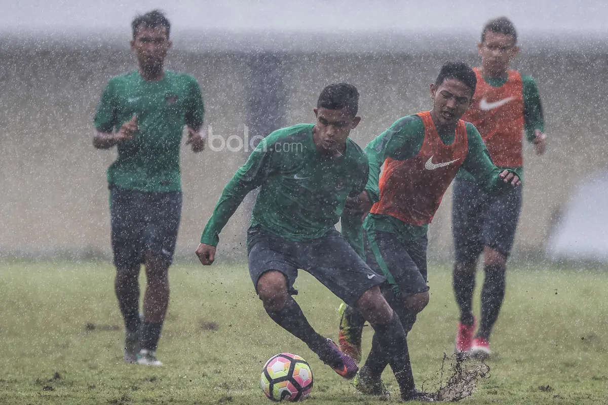 FOTO: Hujan, Timnas Indonesia U-22 Tetap Semangat Latihan