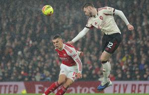 Momen tersebut terjadi saat injury time babak kedua. Kejadian bermula ketika Bradley mengalami cedera setelah berusaha menghalau bola dan mengalami pendaratan yang tidak sempurna. (AP Photo/Ian Walton)