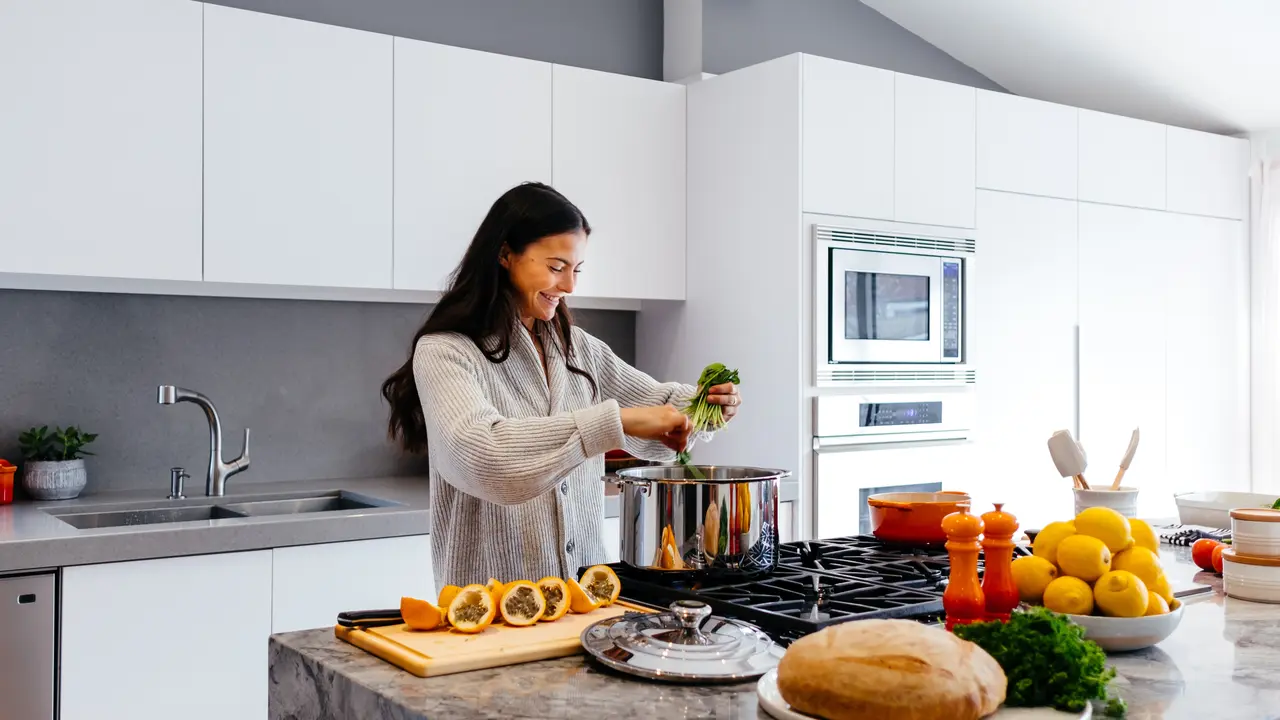 perempuan memasak di dapur