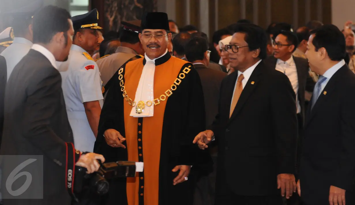 Ketua MA, Hatta Ali berbincang dengan Ketua DPD Oesman Sapta Odang dan Ketua DPR Setya Novanto usai upacara pengucapan sumpah jabatan Ketua dan Wakil Ketua BPK di Gedung MA, Jakarta, Rabu (26/4). (Liputan6.com/Helmi Fithriansyah)