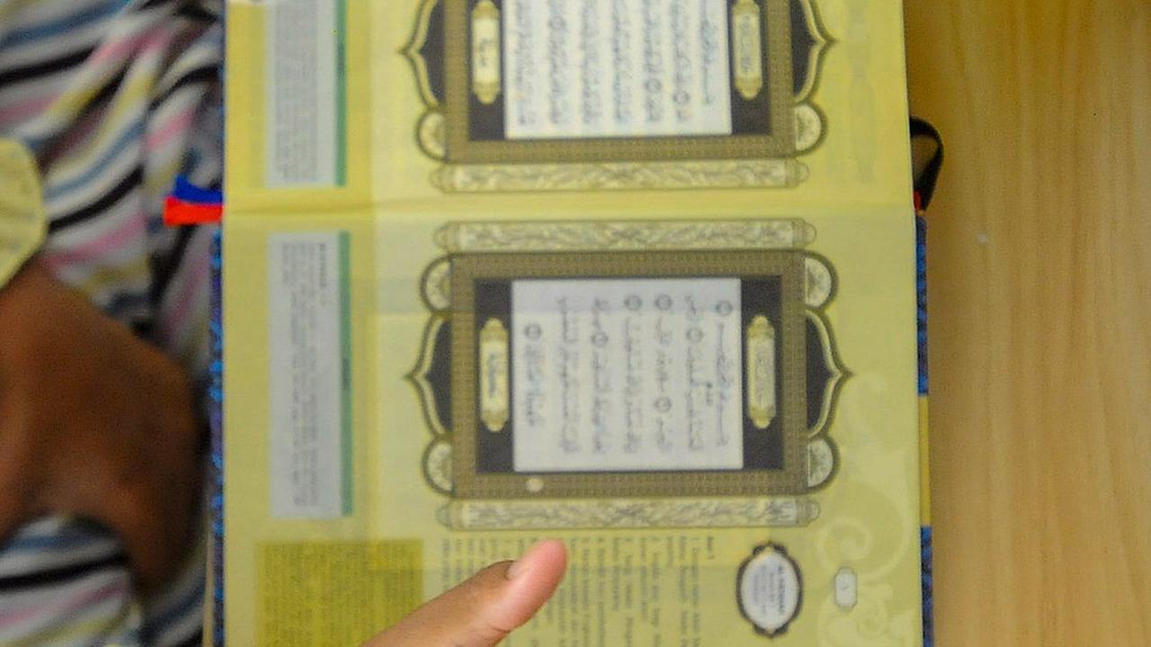 Keterbatasan tunarungu tak mengurangi semangat para santri untuk mempekajari bacaan ayat suci Alquran.&nbsp;Merdeka.com/Arie Basuki