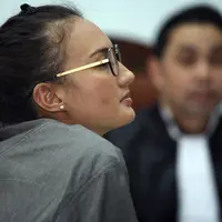 Artis Nadine Chandrawinata menjadi salah satu saksi dalam sidang kasus Gatot Brajamusti. Nadine memberikan kesaksikan terkait senjata api ilegal yang dimiliki oleh Aa Gatot. (Nurwahyunan/Bintang.com)