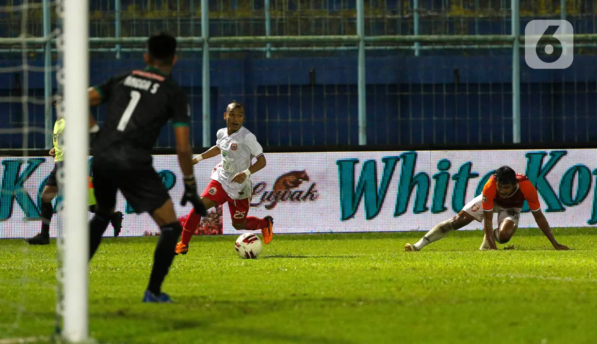 Gelandang Persija Jakarta, Riko Simanjuntak (tengah) berhasil melewati pemain Borneo FC Samarinda dalam pertandingan Penyisihan Grup B Piala Menpora 2021 di Stadion Kanjuruhan, Malang, Sabtu (27/3/2021). Persija menang telak atas Borneo FC Samarinda 4-0. (Bola.com/Ikhwan Yanuar)