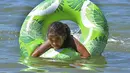 Amaya Nears (10) dari Oakley, berenang di air di Benicia, California, Senin, 5 September 2022. Bay Area mengalami peringatan panas yang berlebihan karena suhu melonjak di atas 104 derajat di East Bay. (Jose Carlos Fajardo/Bay Area News Group via AP)