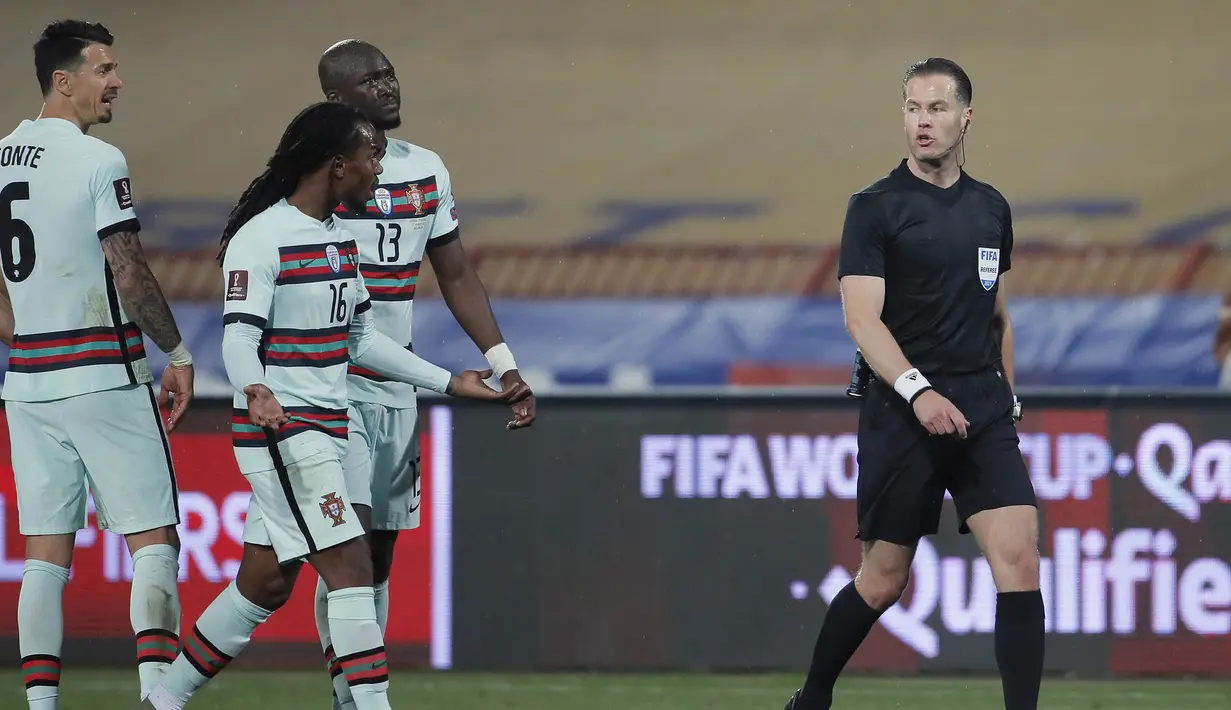 Kepemimpinan Danny Makkelie juga tak lepas dari kontroversi. Saat laga Serbia kontra Portugal yang berakhir 2-2 dalam Kualifikasi Piala Dunia 2022, ia membuat keputusan kontroversial. Ia tidak mensahkan gol dari Cristiano Ronaldo ke gawang Serbia di penghujung laga. (Foto: AFP/Pedja Milosavijevic)
