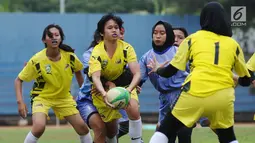 Pemain Rugby putri Sumsel dan Jateng berebut bola pada Kejurnas Rugby 7's di GOR Soemantri Brodjonegoro, Jakarta, Rabu (25/10). Ajang ini merupakan seleksi jelang Asian Games 2018 dan menguji kesiapan panitia. (Liputan6.com/Helmi Fithriansyah)