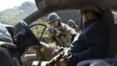 Pasukan menodongkan senjata saat ikut serta dalam latihan gabungan Kyrgyzstan dan India di Ngarai Tatyr, selatan Bishkek, dekat Desa Arashan, Kyrgyzstan, Senin (26/4/2021). Pasukan tersebut berlatih untuk mengoordinasikan aksi mereka melawan militan. (AP Photo/Vladimir Voronin)