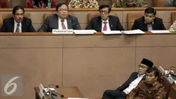 Menkeu Bambang Brodjonegoro (kedua kiri) bersama Kepala Bappenas Sofyan Djalil (kiri) dan Menkum HAM Yasonna Laoly (kedua kanan) menghadiri sidang Paripurna DPR di Komplek Parlemen Senayan, Jakarta, Selasa (28/6). (Liputan6.com/Johan Tallo)