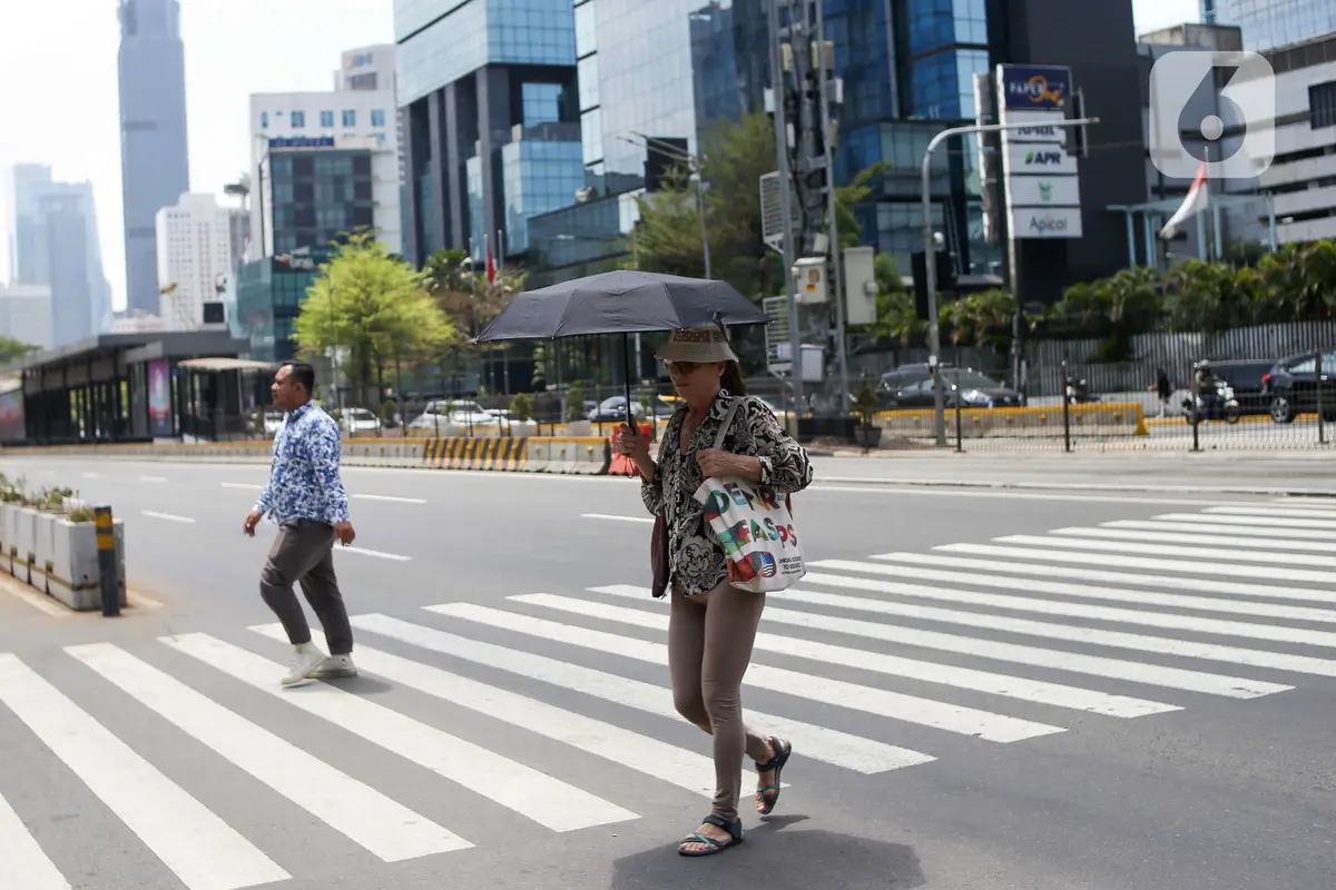 Cuaca panas kembali menyengat wilayah Jakarta dan sekitarnya