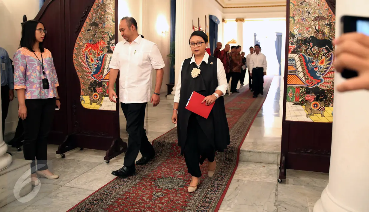 Menlu Retno Marsudi berjalan saat serah terima korban sandera Perompak kepada keluarga di Kemenlu, Jakarta, Senin (31/10).  Kemenlu membebaskan empat orang WNI yang di sandera di Somalia pada senin 24 Oktober 2016 lalu. (Liputan6.com/Johan Tallo)