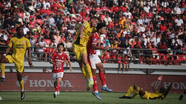 Bali United menghadapi Semen Padang