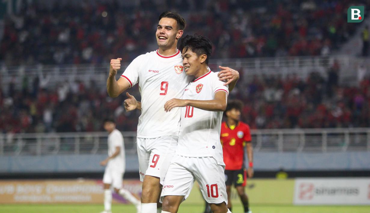 <p>Selebrasi pemain Timnas Indonesia U-19, Jens Raven (kiri) bersama rekannya, Kafiatur Rizky setelah mencetak gol pertama ke gawang Timnas Timor Leste U-19 pada laga matchday ketiga Grup A Piala AFF U-19 di Stadion Gelora Bung Tomo, Surabaya. Selasa (23/7/2024). (Bola.com/Aditya Wany)</p>