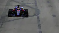 Pebalap Indonesia, Sean Gelael, menggeber mobil Toro Rosso pada FP1 GP Singapura, di Sirkuit Marina Bay, Jumat (15/9/2017). (Tim Jagonya Ayam)
