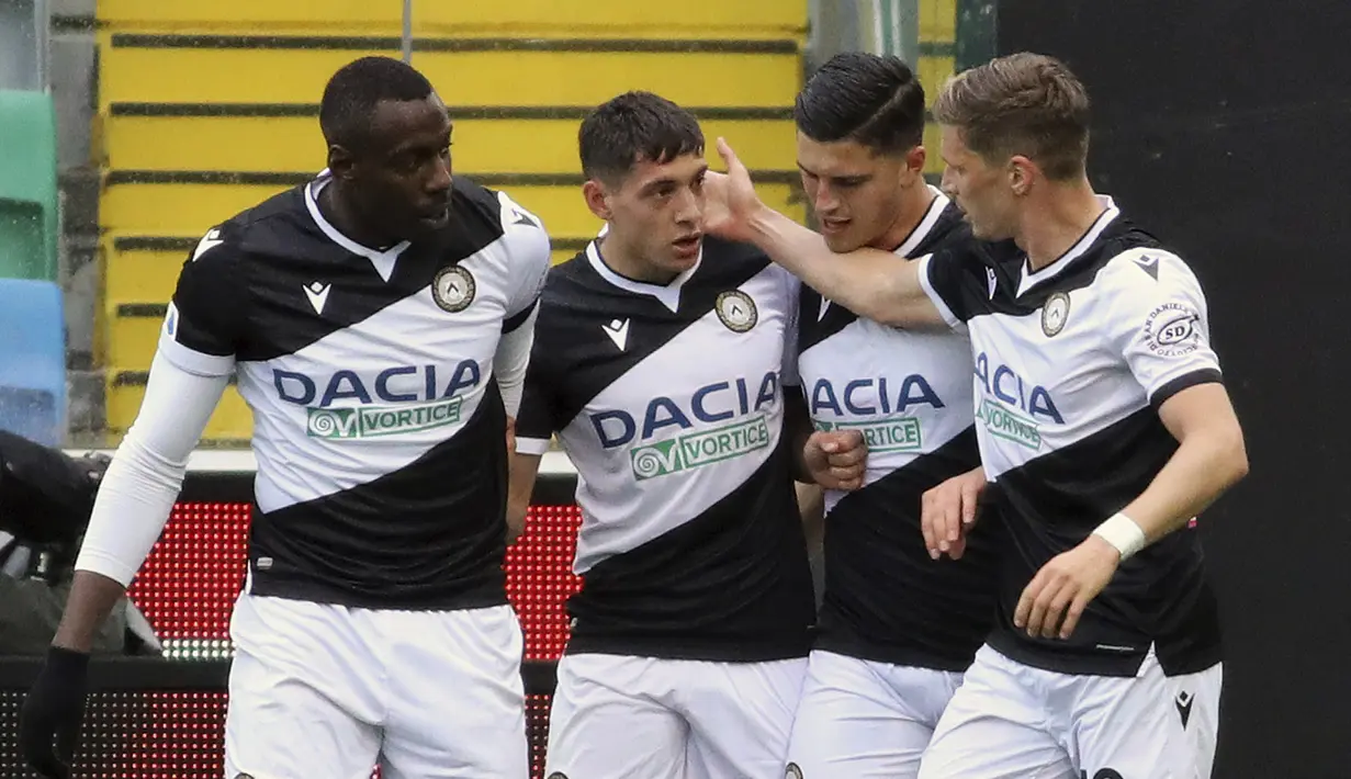 Pemain Udinese, Nahuel Molina (kedua kiri) berselebrasi dengan rekan-rekannya usai mencetak gol ke gawang Juventus pada pertandingan Liga Italia di di stadion Dacia Arena di Udine, Italia, Senin (3/5/2021). Juventus menang tipis atas Udinese 2-1. (Andrea Bressanutti/LaPresse via AP)