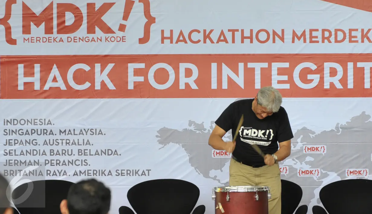 Ketua LKPP, Agus Prabowo meresmikan acara dengan menggebuk Drum di Jakarta, (05/12). Sejumlah aktivis anti korupsi hadir memberi simbolis cap tangan, yang nanti nya di pamerkan di acara Festival Anti Korupsi Bandung 2015. (Liputan6.com/Faisal R Syam)
