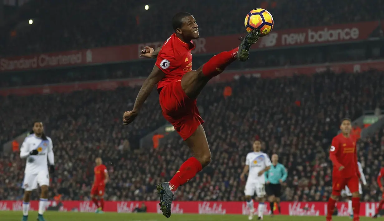 Gelandang Liverpool, Gerginio Wijnaldum, berusaha mengontrol bola saat melawan Sunderland. Dua gol kemenangan Liverpool dicetak oleh Divock Origi dan James Milner. (Reuters/Phil Noble)