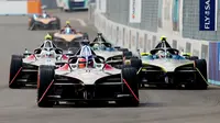 Pembalap TAG Heuer Porsche Formula E Team, Pascal Wehrlein, saat beraksi pada balapan Formula E 2023 di Jakarta International e-Prix Circuit, Sabtu (3/6/2023). Pascal Wehrlein menjadi yang tercepat pada balapan Formula E 2023 Jakarta setelah melahap 36 lap dengan catatan waktu 42 menit 21,995 detik. (Bola.com/M Iqbal Ichsan)