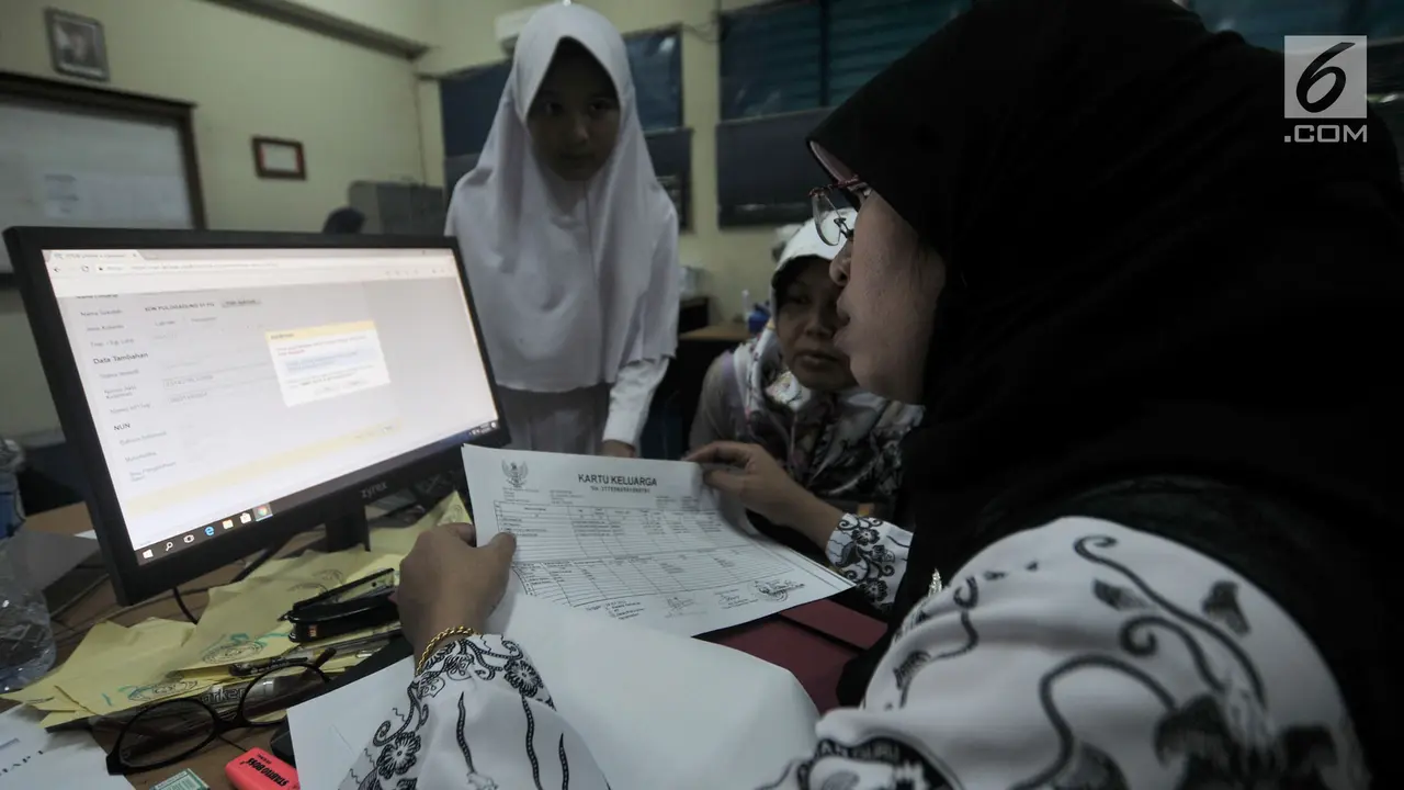 Orang Tua dan Calon Siswa Antusias di Hari Pertama Pendaftaran sekolah