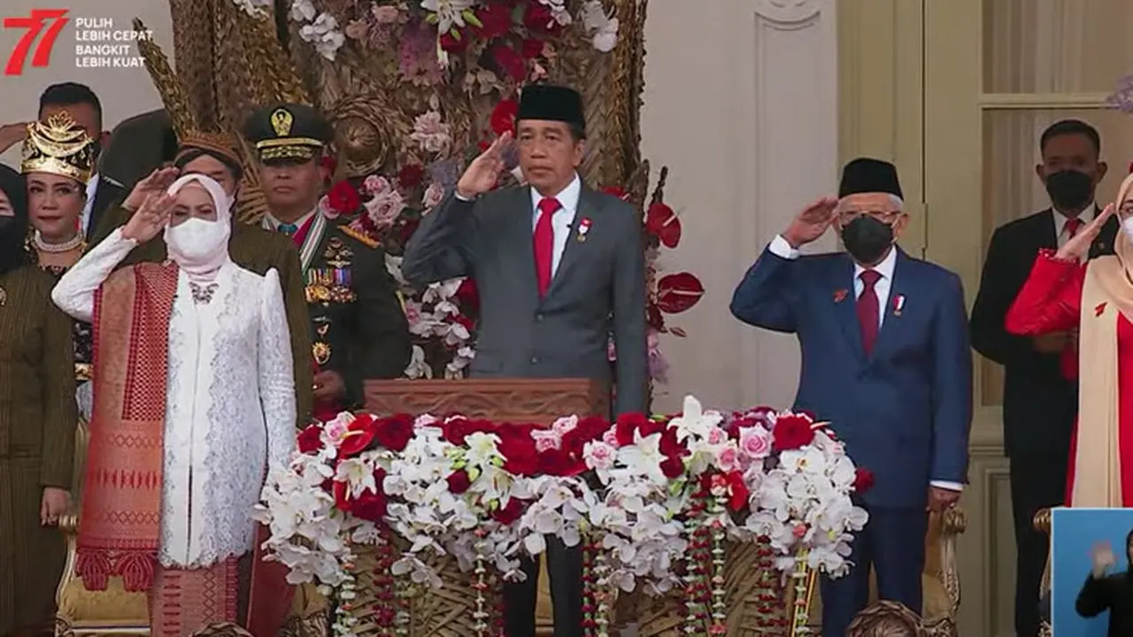 Outfit Iriana Jokowi dan Wury Ma'ruf Amin Tampil Saling Melengkapi di Upacara Penurunan Bendera