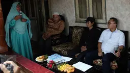 Ketua MPR Zulkifli Hasan berdialog dengan warga saat mengunjungi lokasi normalisasi Bukit Duri, Manggarai, Jakarta, Jumat (10/3). Zulkifli Hasan mendengarkan aspirasi korban penggusuran normalisasi sungai di Bukit Duri. (Liputan6.com/Johan Tallo)