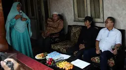 Ketua MPR Zulkifli Hasan berdialog dengan warga saat mengunjungi lokasi normalisasi Bukit Duri, Manggarai, Jakarta, Jumat (10/3). Zulkifli Hasan mendengarkan aspirasi korban penggusuran normalisasi sungai di Bukit Duri. (Liputan6.com/Johan Tallo)