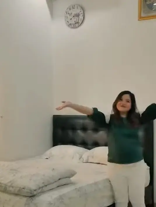 Dalam kesempatan itu, Tasya juga menunjukkan kamar tidur yang telah ia tempati sejak dulu. [Foto: Instagram/@tasyakamila]