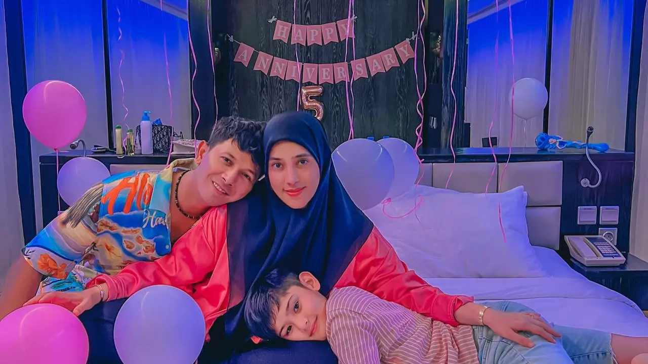 6 Momen Anniversary Pernikahan Fairuz A Rafiq dan Sonny Septian yang Dirayakan di Bali