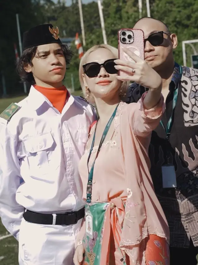 Bunga Citra Lestari saat Melihat Noah Sinclair Menjadi Pemimpin Upacara saat HUT ke-80 Indonesia. [@itsmebcl]